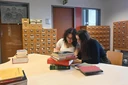 Studentinnen in einer Bibliothek