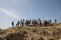 Prof. Bethany Walker mit den Teilnehmern auf der Spitze von Tall Hisban.jpg