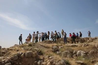 Prof. Bethany Walker mit den Teilnehmern auf der Spitze von Tall Hisban.jpg