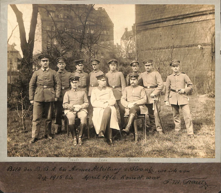 Trautz (erster von links, vordere Reihe) als Offizier (1915 oder 1916) (K29_004_001)