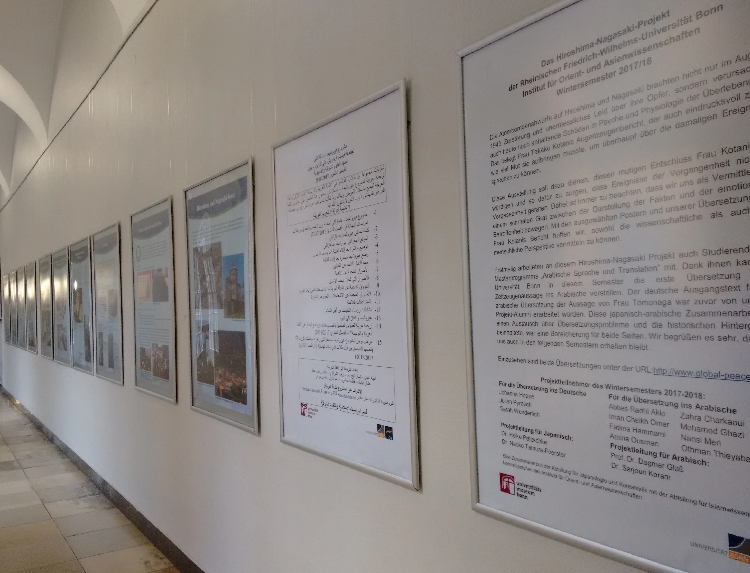 Ausstellung in Korridor schmal