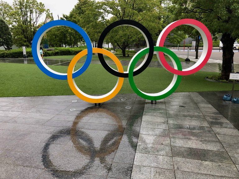 The Olympic rings in front of the Japan Olympic Museum, Tōkyō (photographed by Dr. T. Nishiyama, 2022/09)