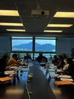 Bei der Textarbeit (Im Hintergrund: der Xuanwu-See)