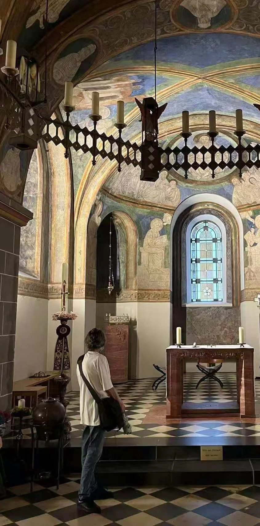 Frau Dr. Gruber bei der Exkursion zum Institut Monumenta Serica und Doppelkirche Schwarzrheindor, 20.05.2022.