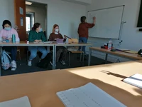 Frau Dr. Gruber im Mandschurischunterricht, 11.04.2022, Brühler Sträße 7.