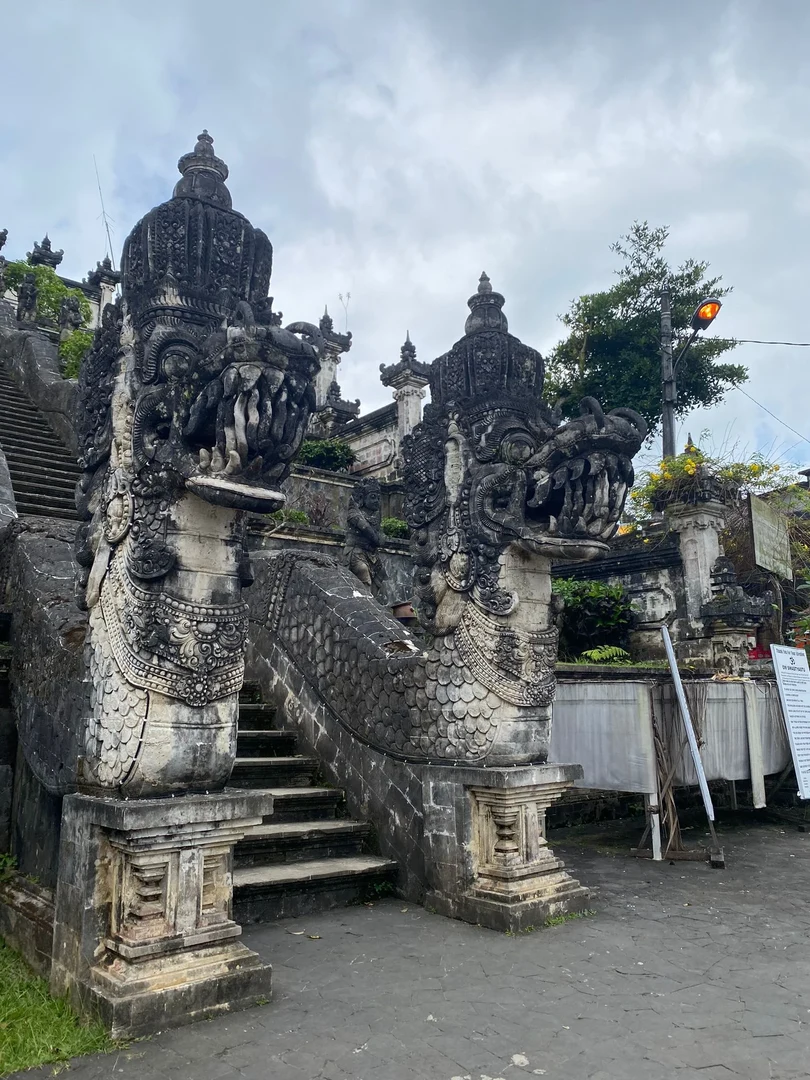 Eine Wissenschaftlerin und ein Wissenschaftler arbeiten hinter einer Glasfassade und mischen Chemikalien mit Großgeräten.