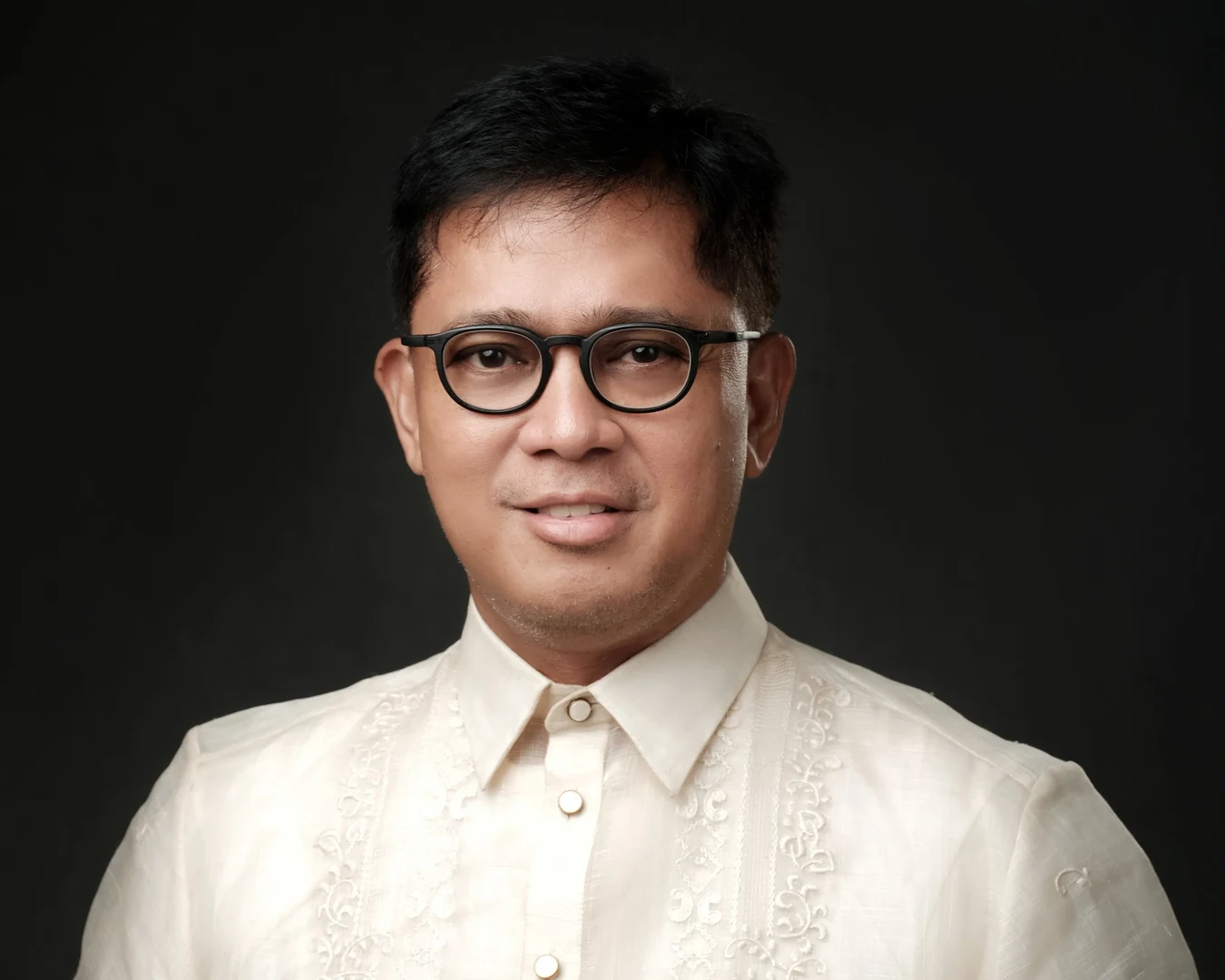 Eine Wissenschaftlerin und ein Wissenschaftler arbeiten hinter einer Glasfassade und mischen Chemikalien mit Großgeräten.